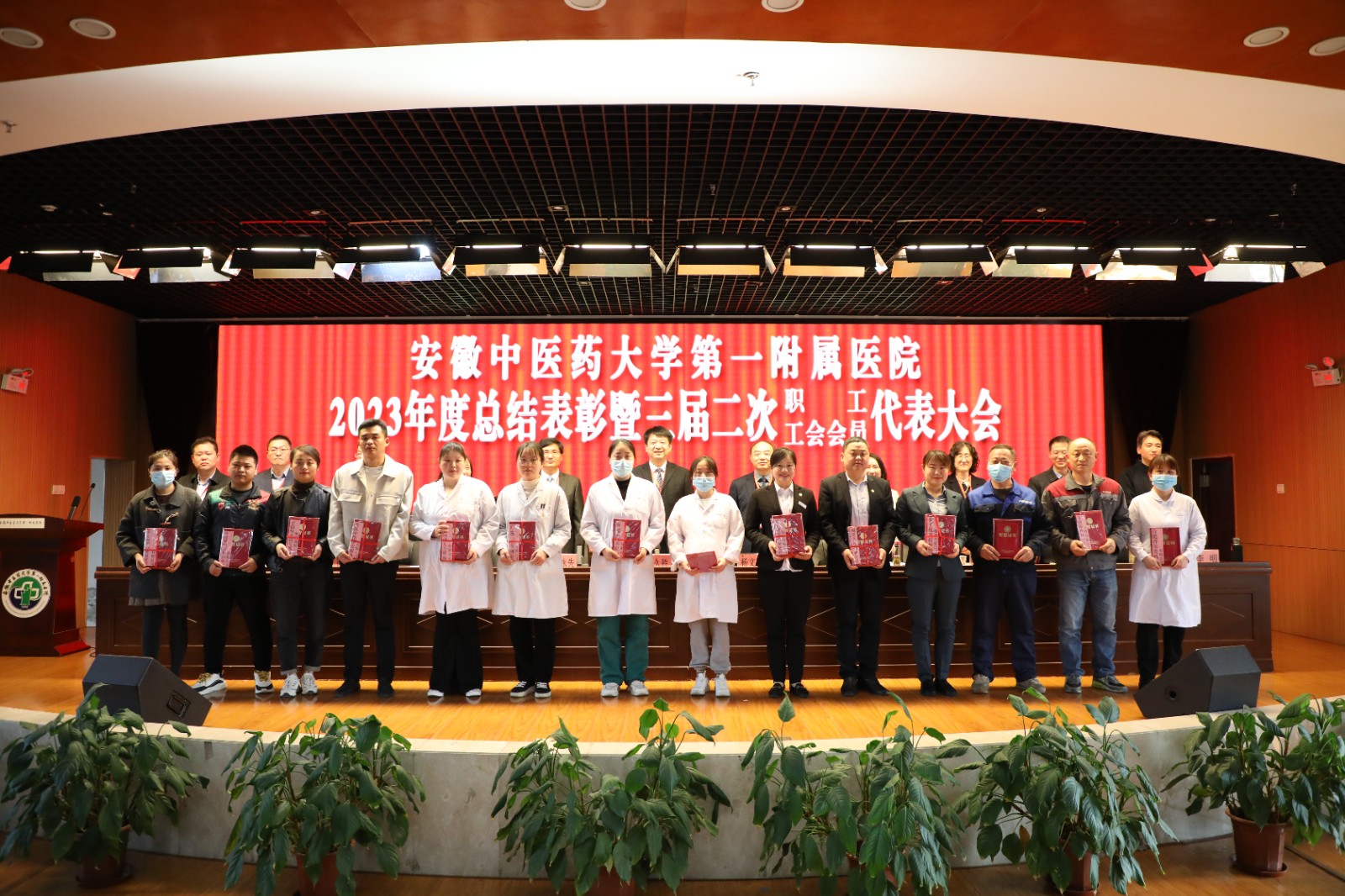 【動(dòng)態(tài)】喜訊丨智恒信陳年虎榮獲安徽中醫(yī)藥大學(xué)第一附屬醫(yī)院年度外包服務(wù)公司先進(jìn)個(gè)人稱(chēng)號(hào)